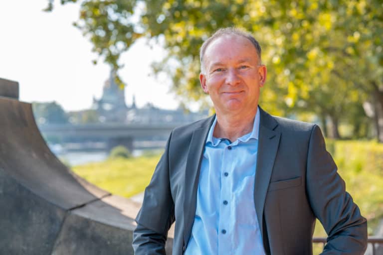 Peter Gurland von G.I.D. Gurland Immobilien Dresden vor einer Brücke in Dresden